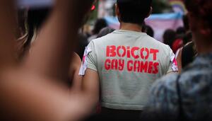 Más de cien cajetines de pisos turísticos saboteados en València para denunciar los Gay games