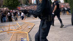 Denuncian detenciones violentas y aleatorias en València: “Se llevaron a dos del bar por las pintas”