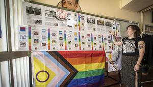 El ‘Orgullo Granada’ premia la educación en diversidad y estrena en su marcha una gran bandera bisexual