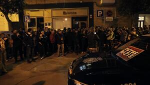 Un centenar de personas apoyan a Serigne Mbaye (Podemos) y al resto de detenidos durante la redada racista