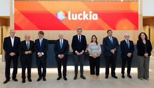 Rueda y la alcaldesa de A Coruña, juntos en la inauguración de la sede de una casa de apuestas: “Se puede llegar muy lejos”