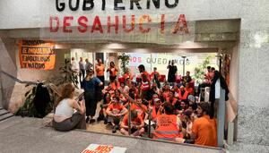 Activistas se encierran en la sede de la TGSS para frenar la subasta de vivienda pública