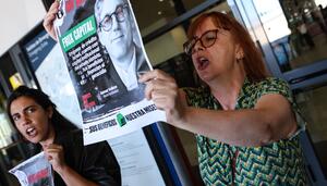 Colectivos por el derecho a la vivienda protestan ante la feria inmobiliaria que acoge IFEMA en Madrid