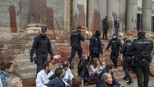 La Rebelión Científica a juicio: arranca el proceso contra nueve activistas por teñir de rojo el Congreso