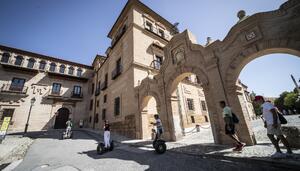 La turistificación de Granada amenaza a la Abadía del Sacromonte con la creación de un hotel de lujo