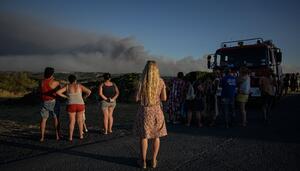 El incendio de Niebla ya ha acabado con 25.000 hectáreas y obliga al desalojo de 700 personas