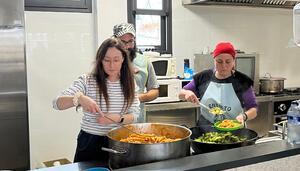 Del tupper al fogón: las familias del CEIP Peñaflor se rebelan ante el abandono institucional