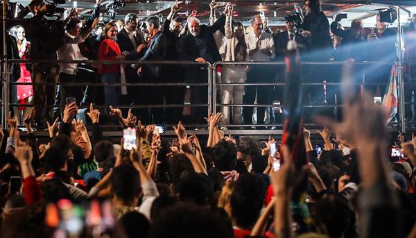 Lula hace un pronunciamiento en la Avenida Paulista de Sao Paulo tras el resultado de la primera vuelta electoral