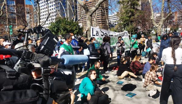 El 22 de febrero, un centenar de personas se concentraron a las puertas del Ministerio de Economía para exigir una negociación colectiva con la Sareb, el FROB y el Ministerio de Nadia Calviño.