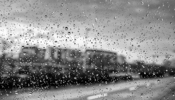 Lluvia y edificios de vivienda