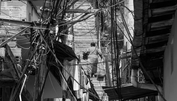 Oscar Paciencia.. Medellín. Comuna 13, barrio El Salado. Una mujer regresa a su hogar.