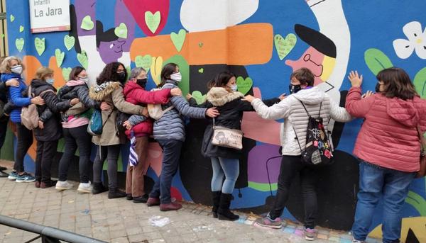 Educadoras de La Jara (Usera), una las escuelas afectadas, abrazan el centro.