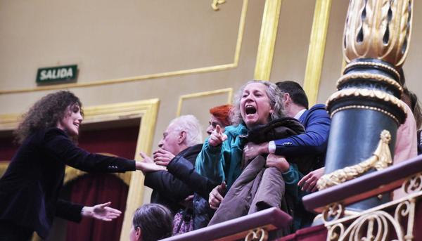 Activistas de la PAH desalojadas del Congreso