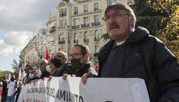 Concentración de asociaciones víctimas del amianto frente al Congreso - 1