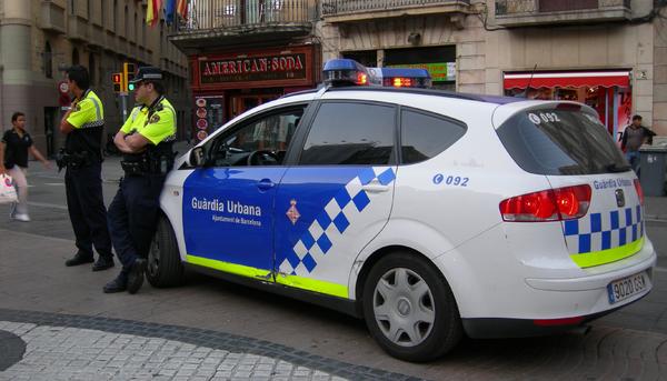 Dos agentes de la Guardia Urbana de Barcelona en la Rambla