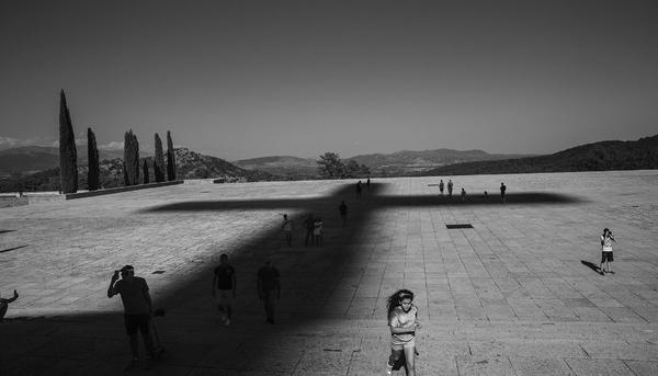 Una niña corre por la explanada del Valle de Cuelgamuros.
