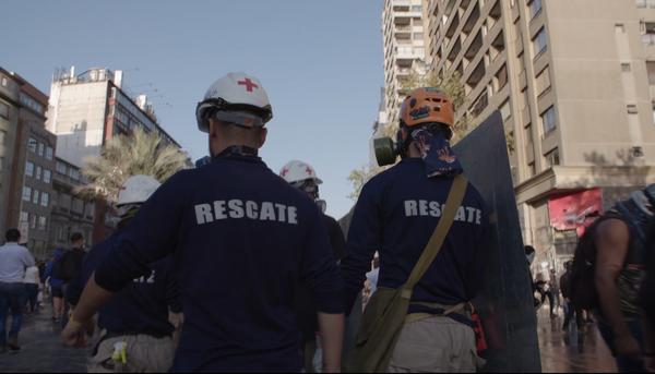 Una escena del documental ‘Rescatistas de la dignidad’, de Javier Corcuera