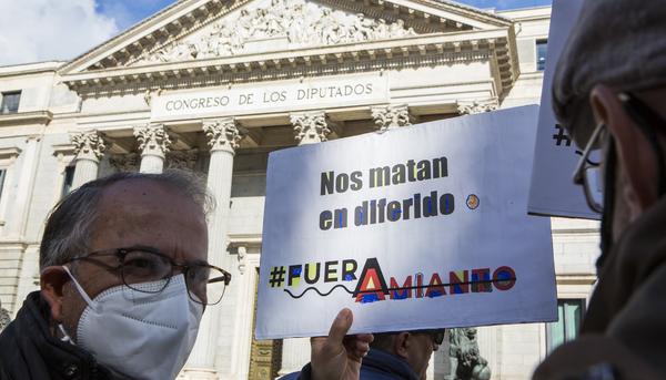 Concentración de asociaciones víctimas del amianto frente al Congreso - 4