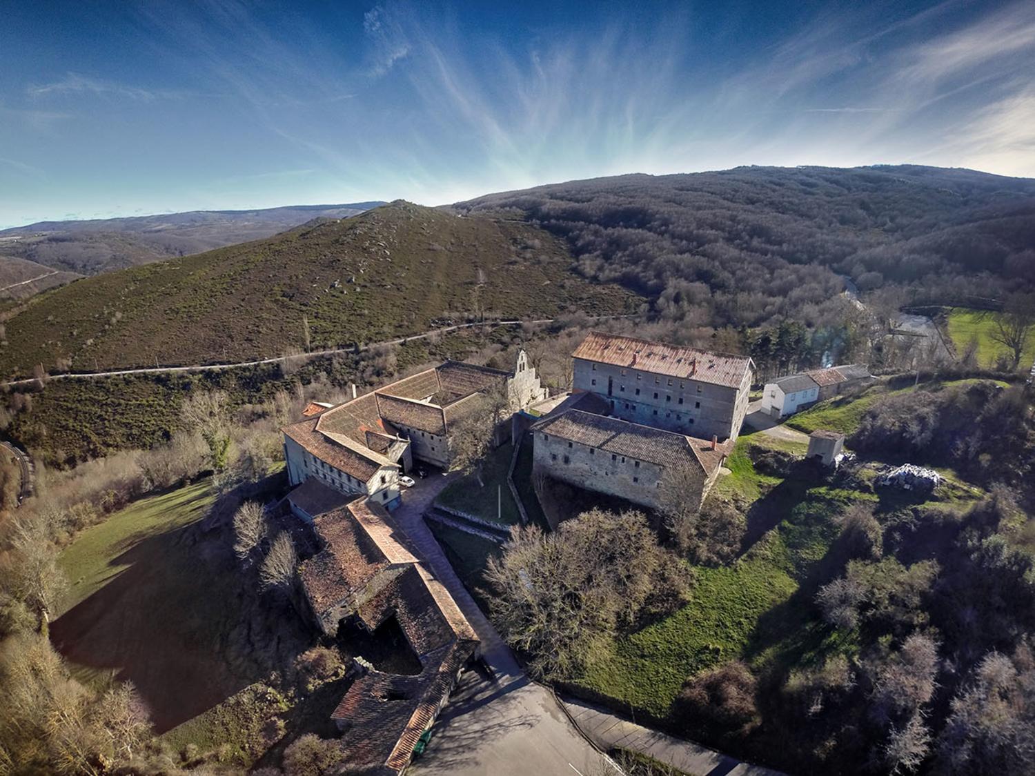 Foto de Ruinas del Monasterio de Montesclaros en Las Rozas de Valdearroyo, Cantabria
