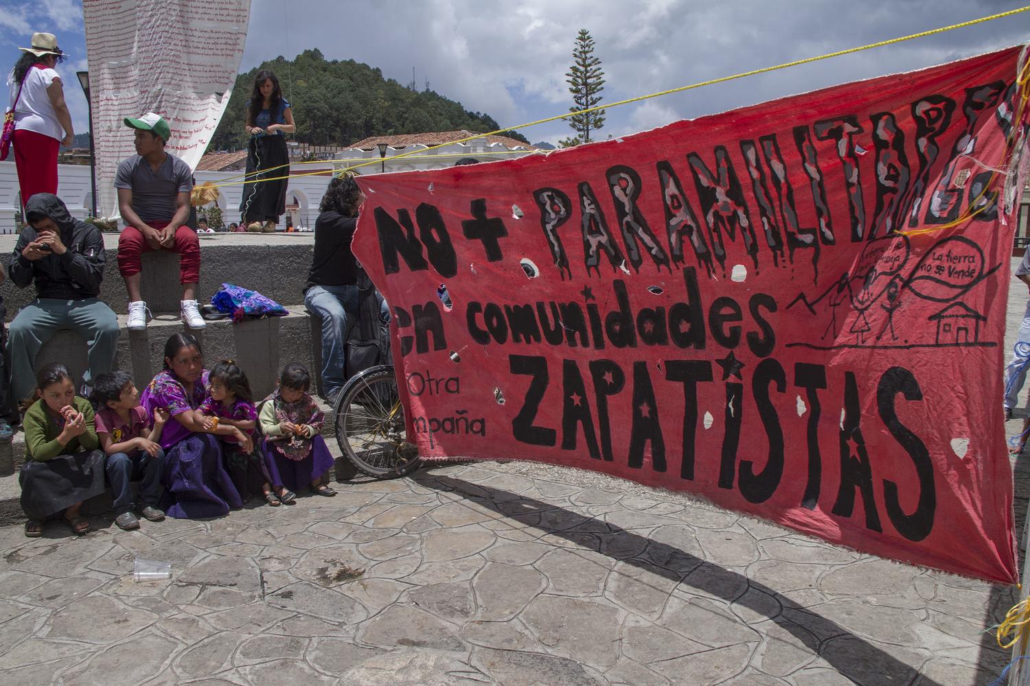 "No más paramilitares en comunidades zapatistas". Foto: Elizabeth Ruiz "No más paramilitares en comunidades zapatistas". Foto: Elizabeth Ruiz