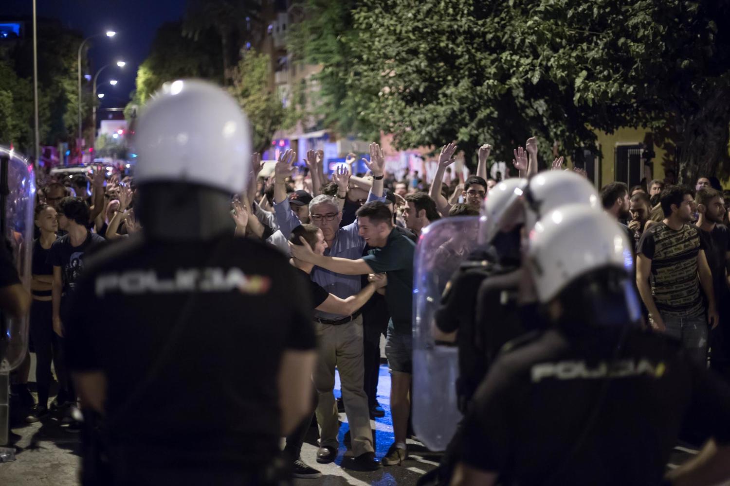 Los asistentes a la manifestación levantan las manos en señal de repulsa por las cargas policiales de los anteriores días.