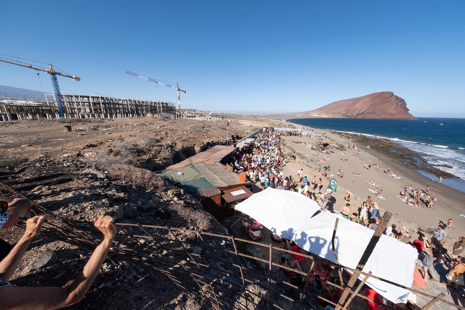 Manifestación del sábado 20 de junio en la playa La Tejita (Granadilla de Abona, Tenerife) rodeando la construcción que grupos ecologistas consideran ilegal. Luz Sosa 