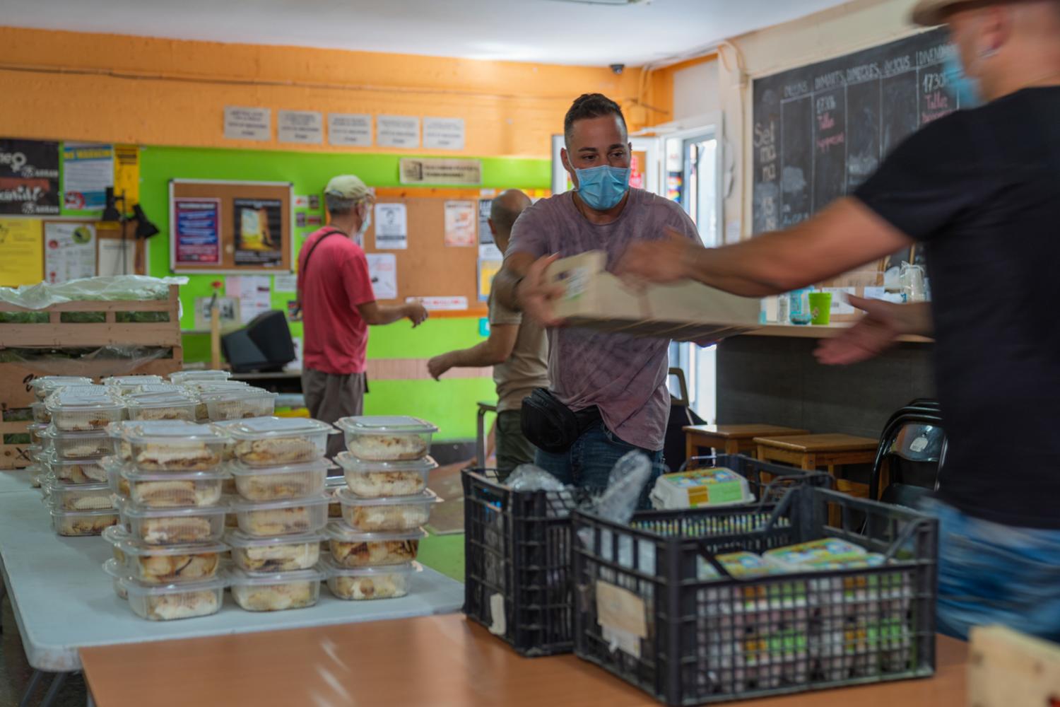 Reparto de alimentos en AlterBanc. David Aguinaga 
