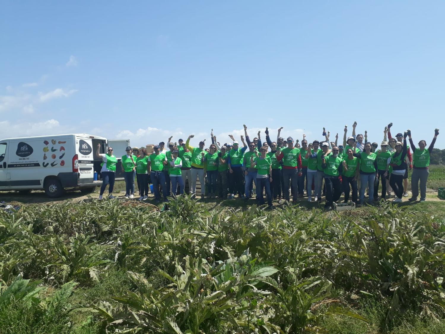 Un grupo de voluntarios y voluntarias después de una espigada. Créditos: Fundación Espigoladors 