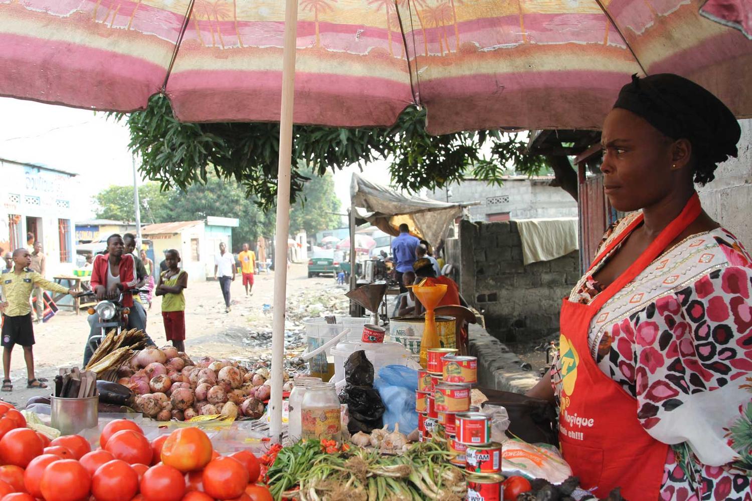 La venta ambulante emplea a una gran cantidad de mujeres, que trabajan en la economía sumergida.