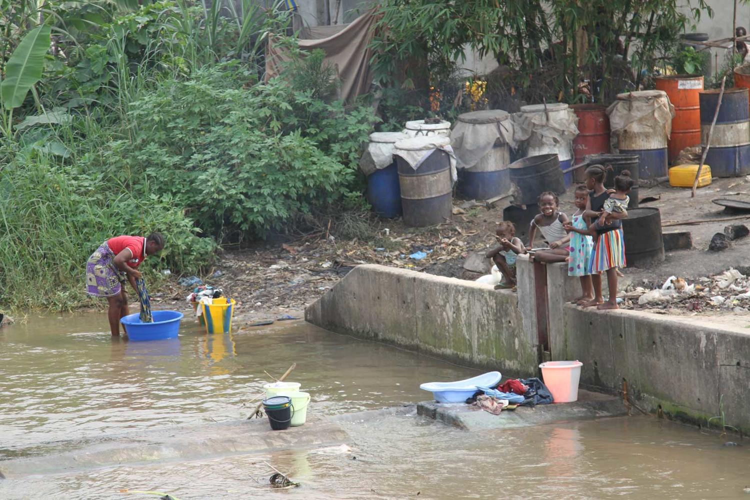 Mujeres y niñas de Kinshasa en un riachuelo que delimita Quartier Matadi de los otros vecindarios del distrito de Masina.