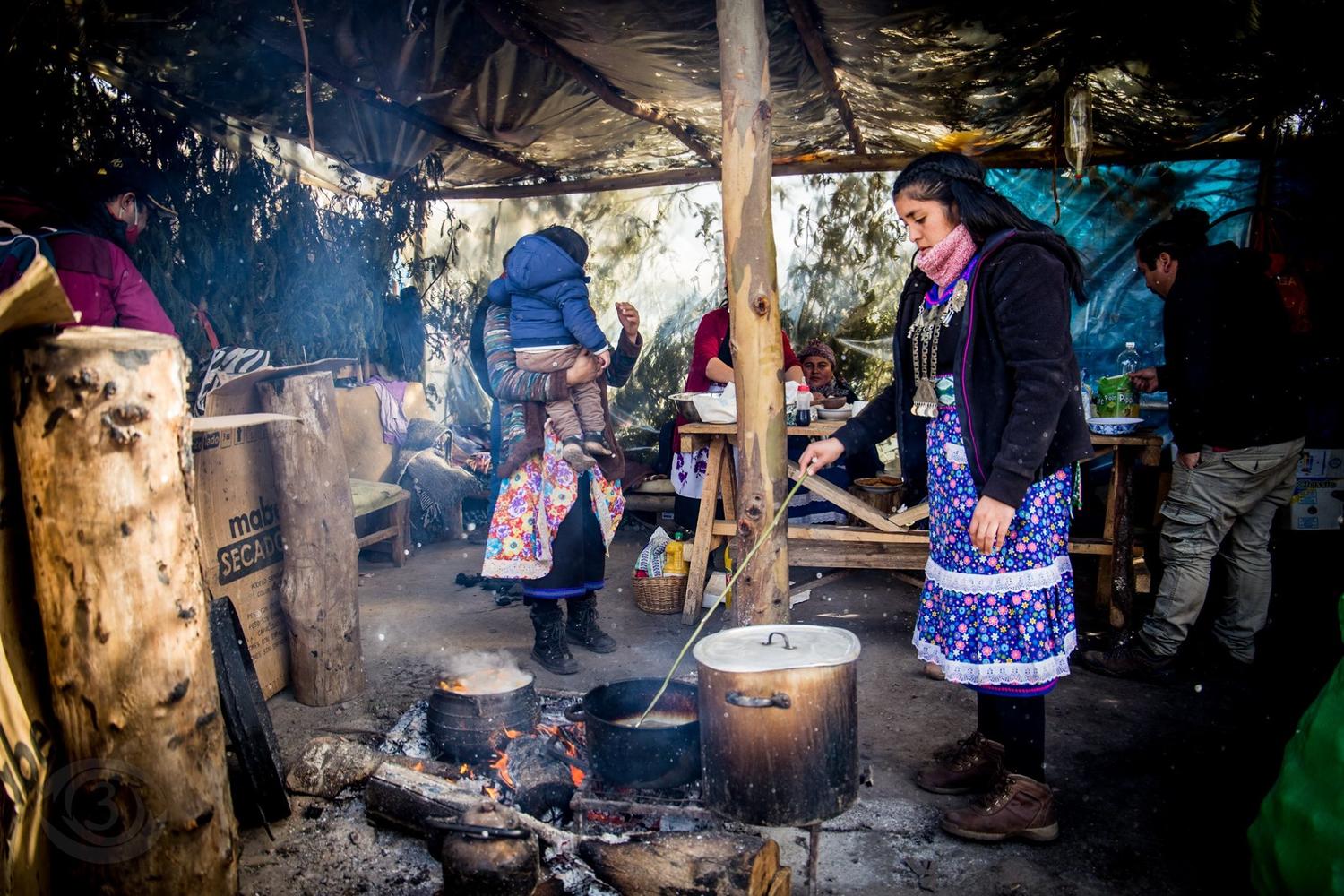 Campamento en apoyo a los presos políticos mapuche fuera de la cárcel de Angol. / Foto: Señal 3 La Victoria 