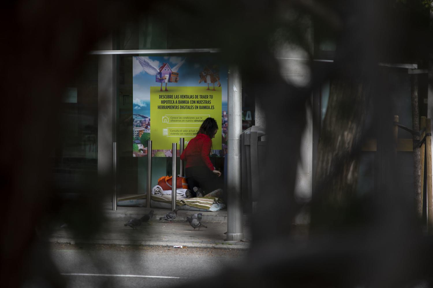 Una persona sin hogar en una sucursal bancaria del Paseo de la Castellana. David F. Sabadell 