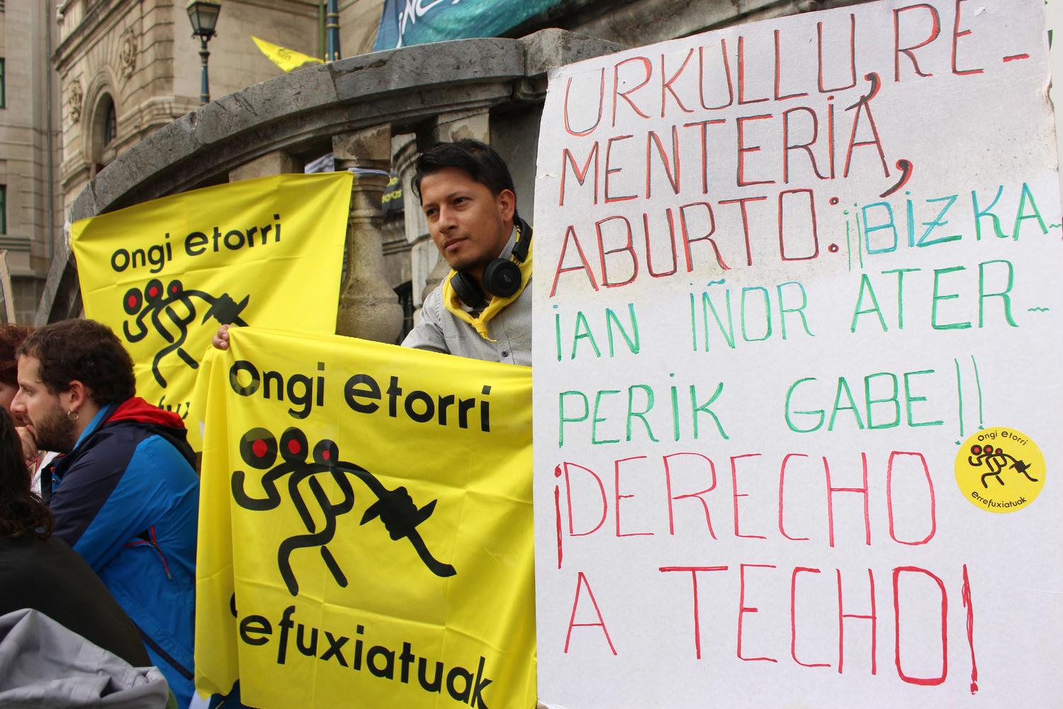 Concentración de Ongi Etorri Errefuxiatuak frente al Ayuntamiento de Bilbao Ecuador Etxea foto