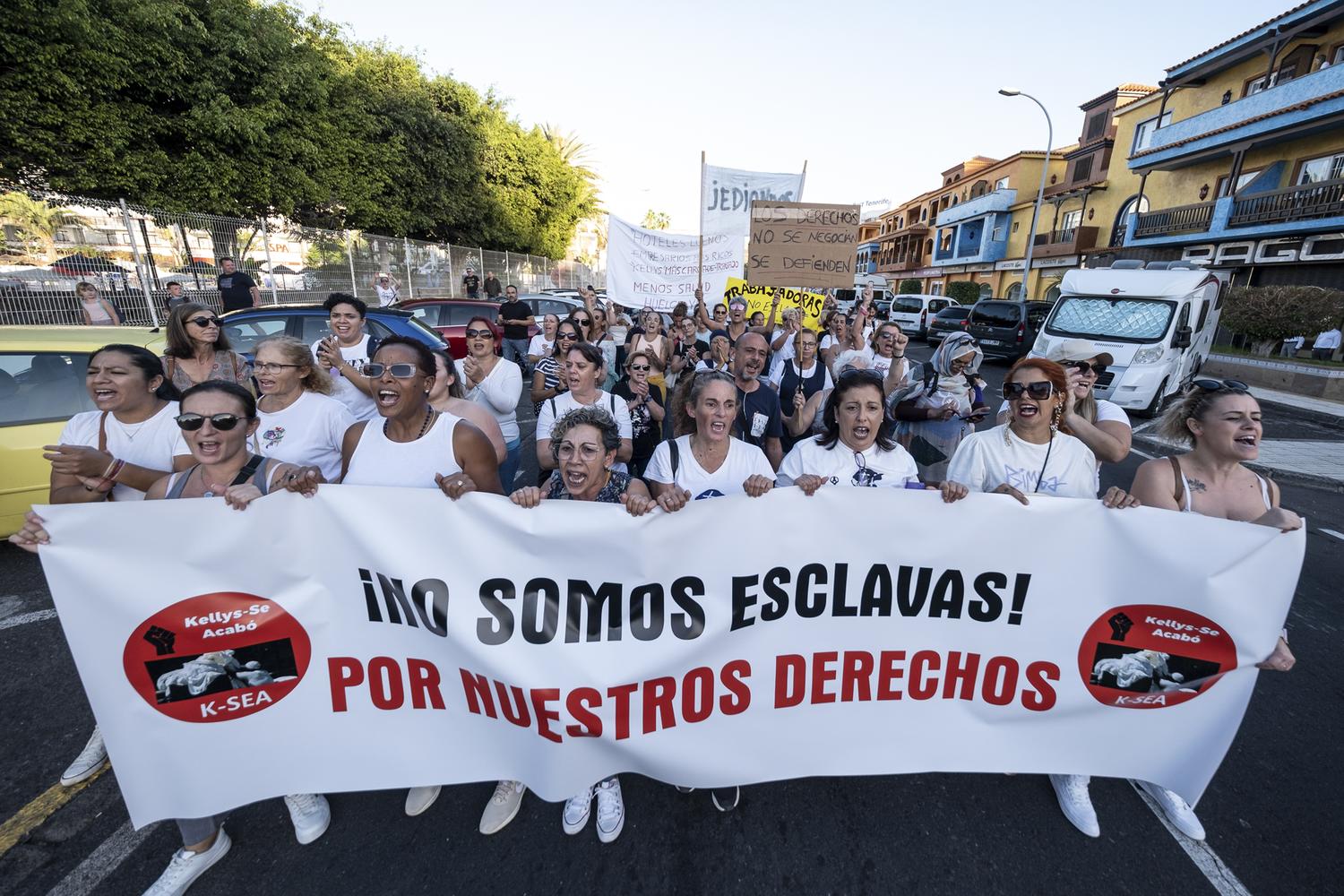 Sector de limpieza: Huelgas, sueldos sin cobrar y otras situaciones laborales... - Página 2 Manifestacio%CC%81n%20Kellys%20Tenerife-3