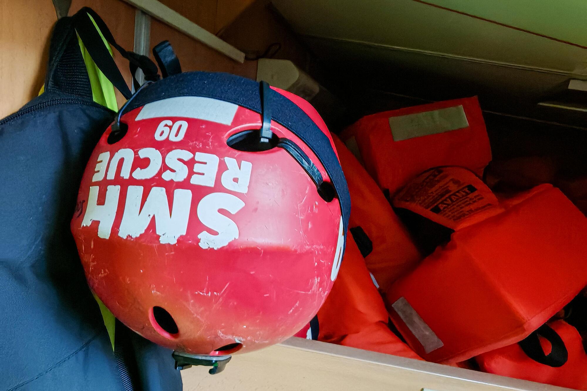 Materiales con el logo de SMH, marca de la ONG del Aita Mari para financiar ayuda humanitaria
