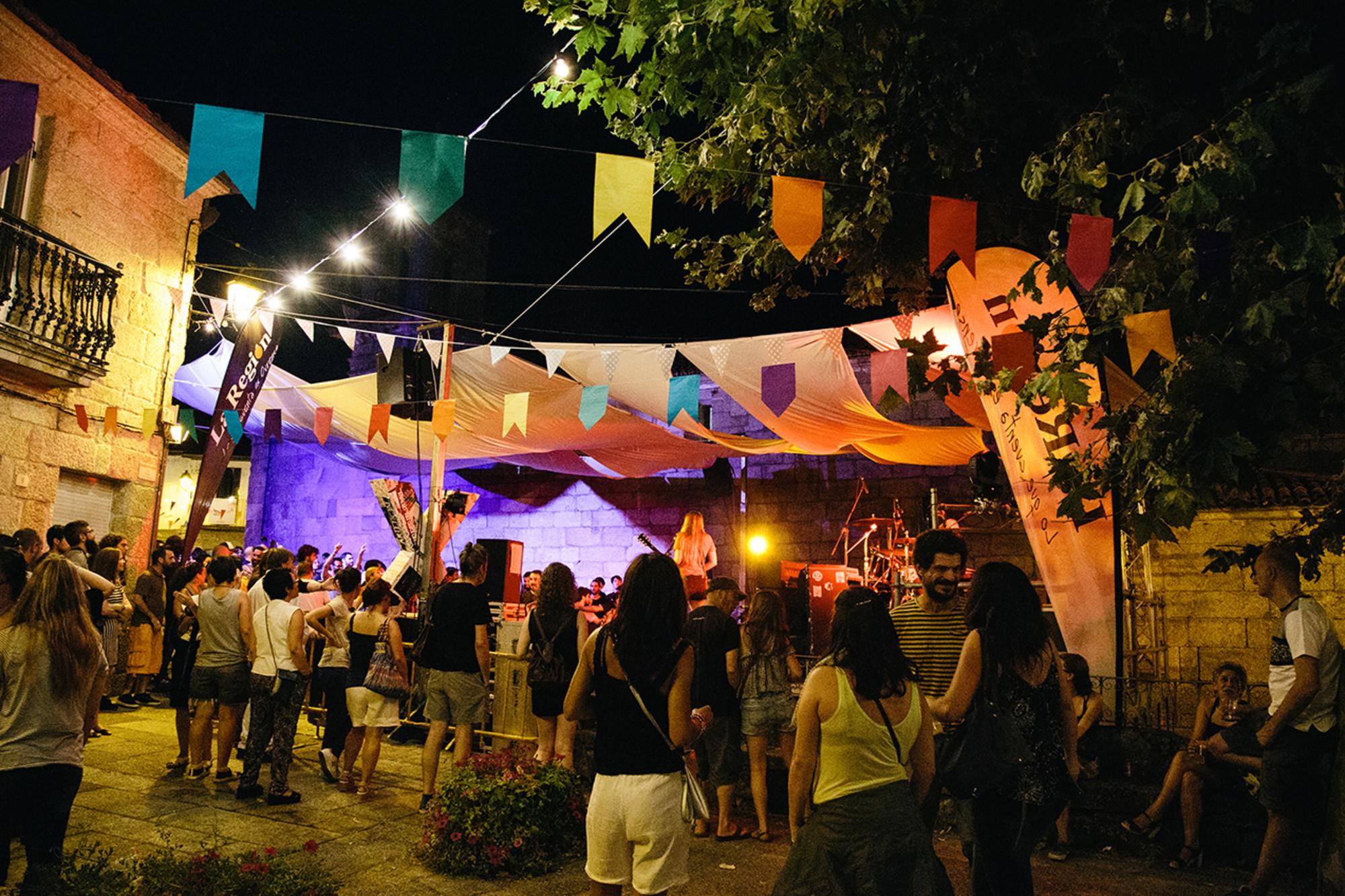 Público do festival Arteficial na praza de Buján de Ribadavia (Ourense)