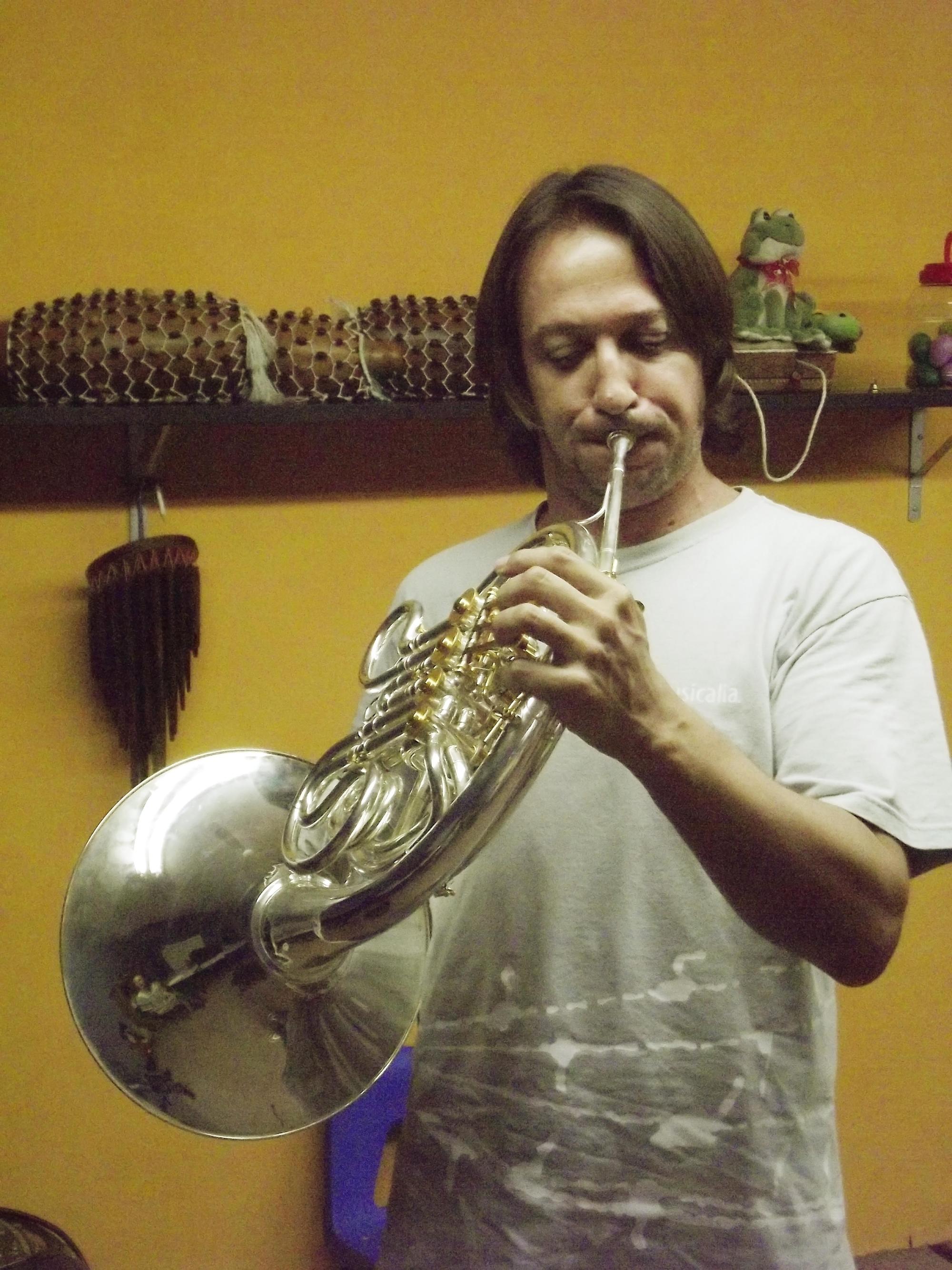 Juanjo Pastor tocando el corno