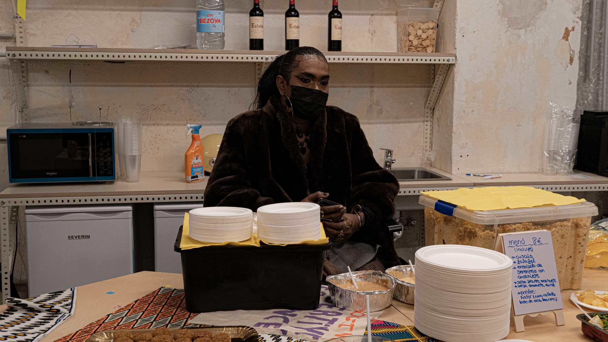 La apertura del Espacio Afro en Madrid contó con la comida sudanesa que cocinó Alex