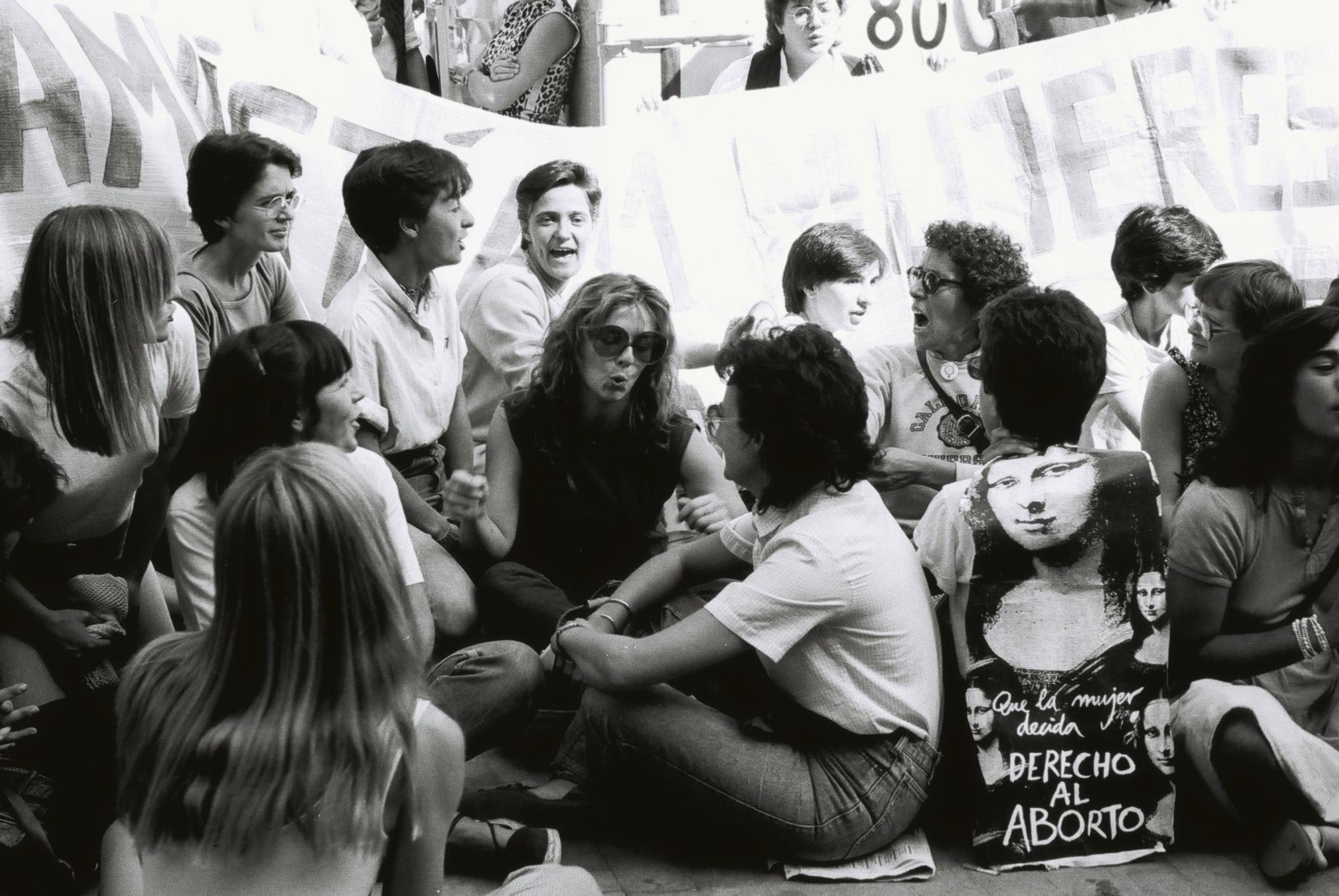  Concentración frente a Las Salesas, exigiendo "Amnistía para las 11 de Bilbao" y la legalización del derecho al aborto. 1983. Archivo Nodo 50 - 3