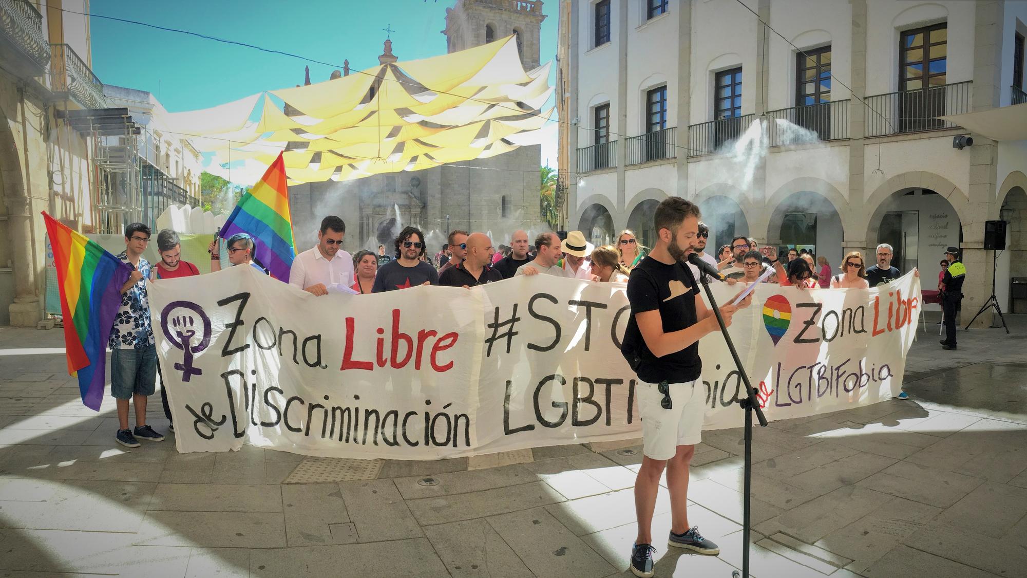 Protesta en Villanueva de la Serena en contra de la LGBTIfobia