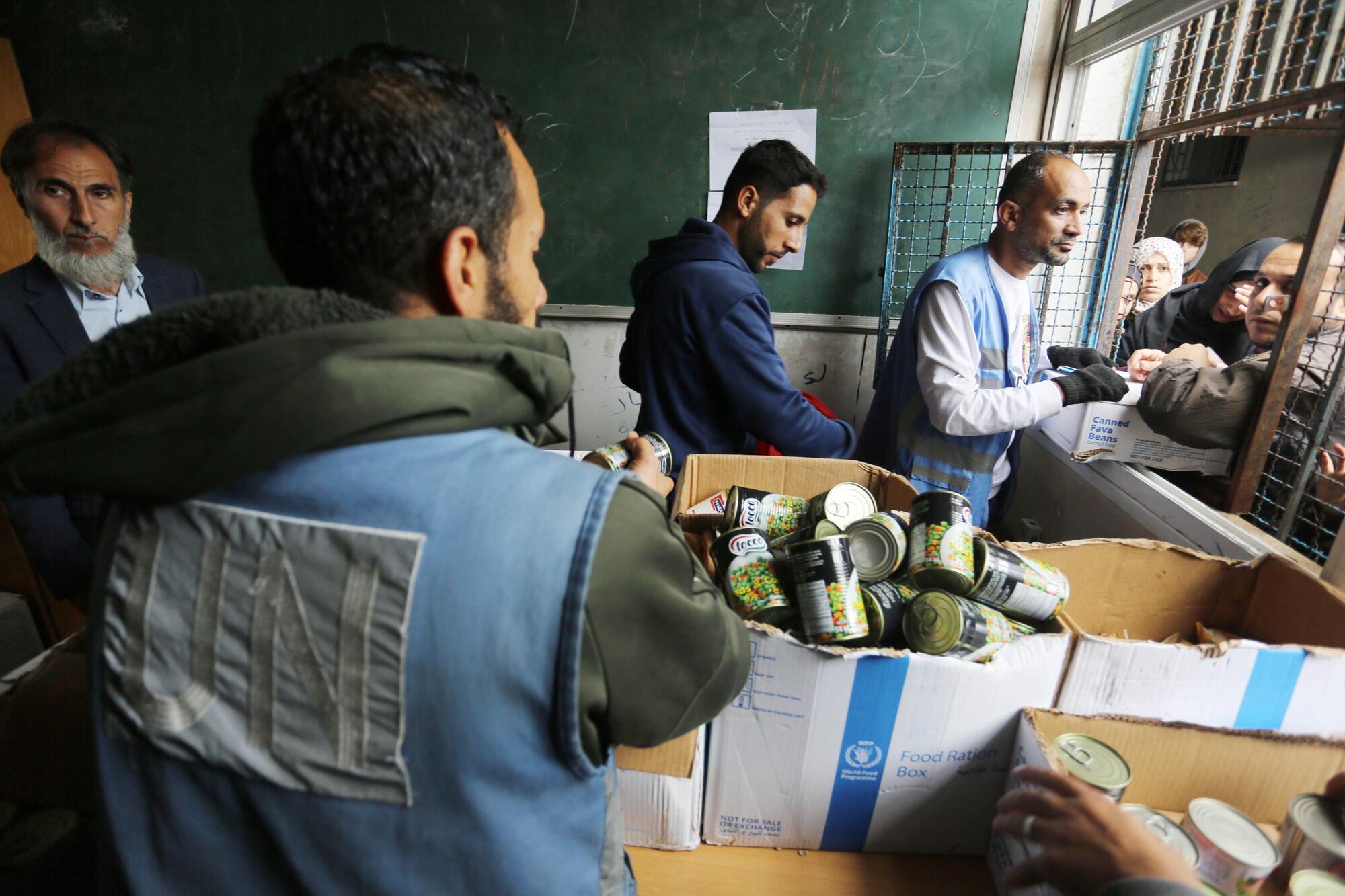 Trabajadores de la UNRWA reparten alimentos en Gaza.
