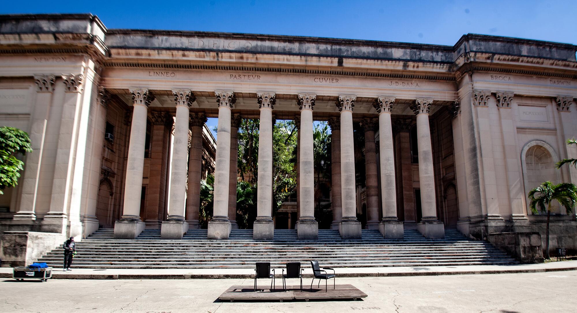 Entrada a la Colina —sede principal de la Universidad de La Habana— donde las clases se mantienen en modalidad semipresencial debido a la crisis energética