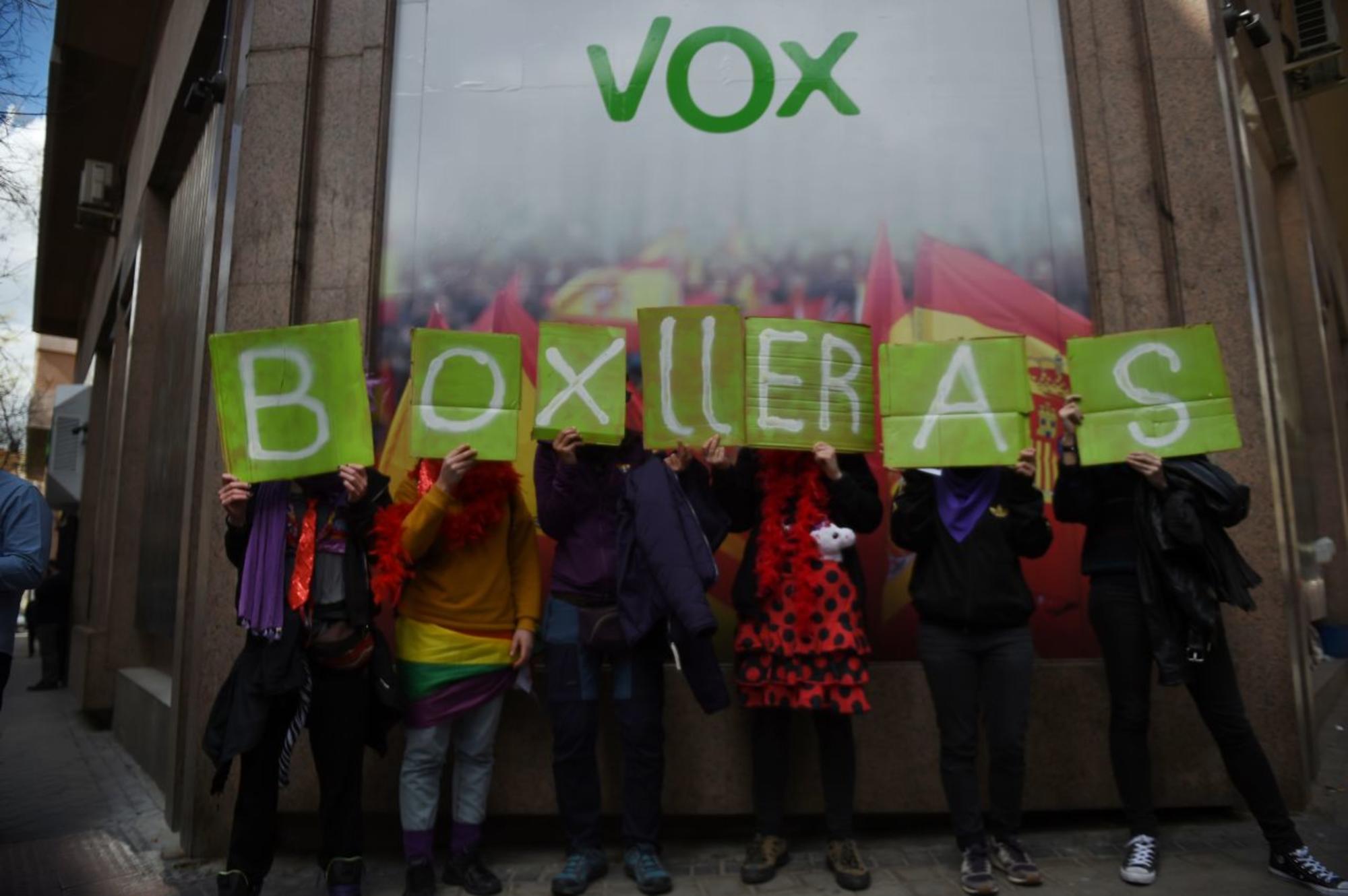 Acción frente a la sede de Vox en Madrid durante la huelga feminista de 2019.