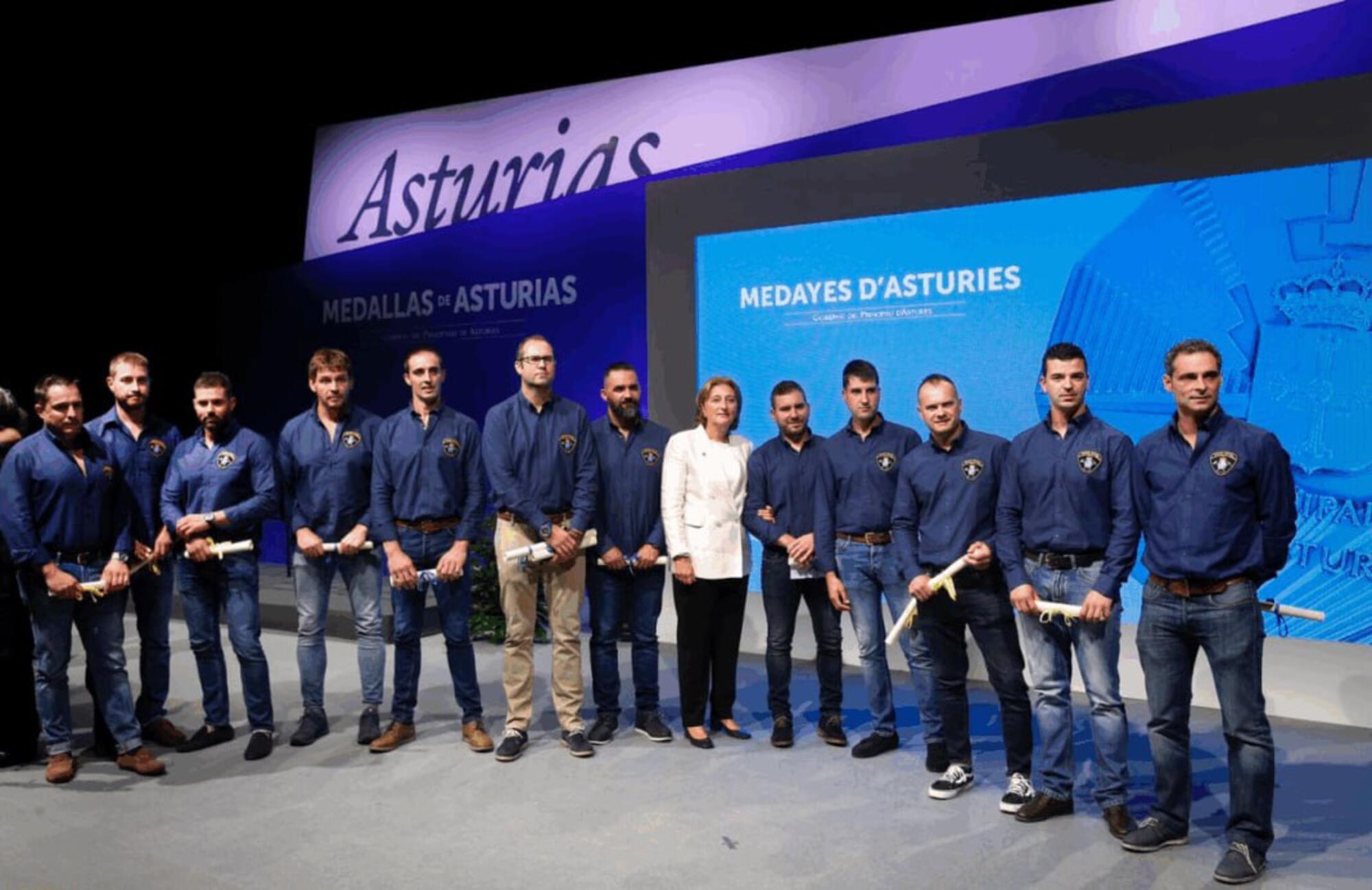 La Brigada recogiendo la Medalla de Oro