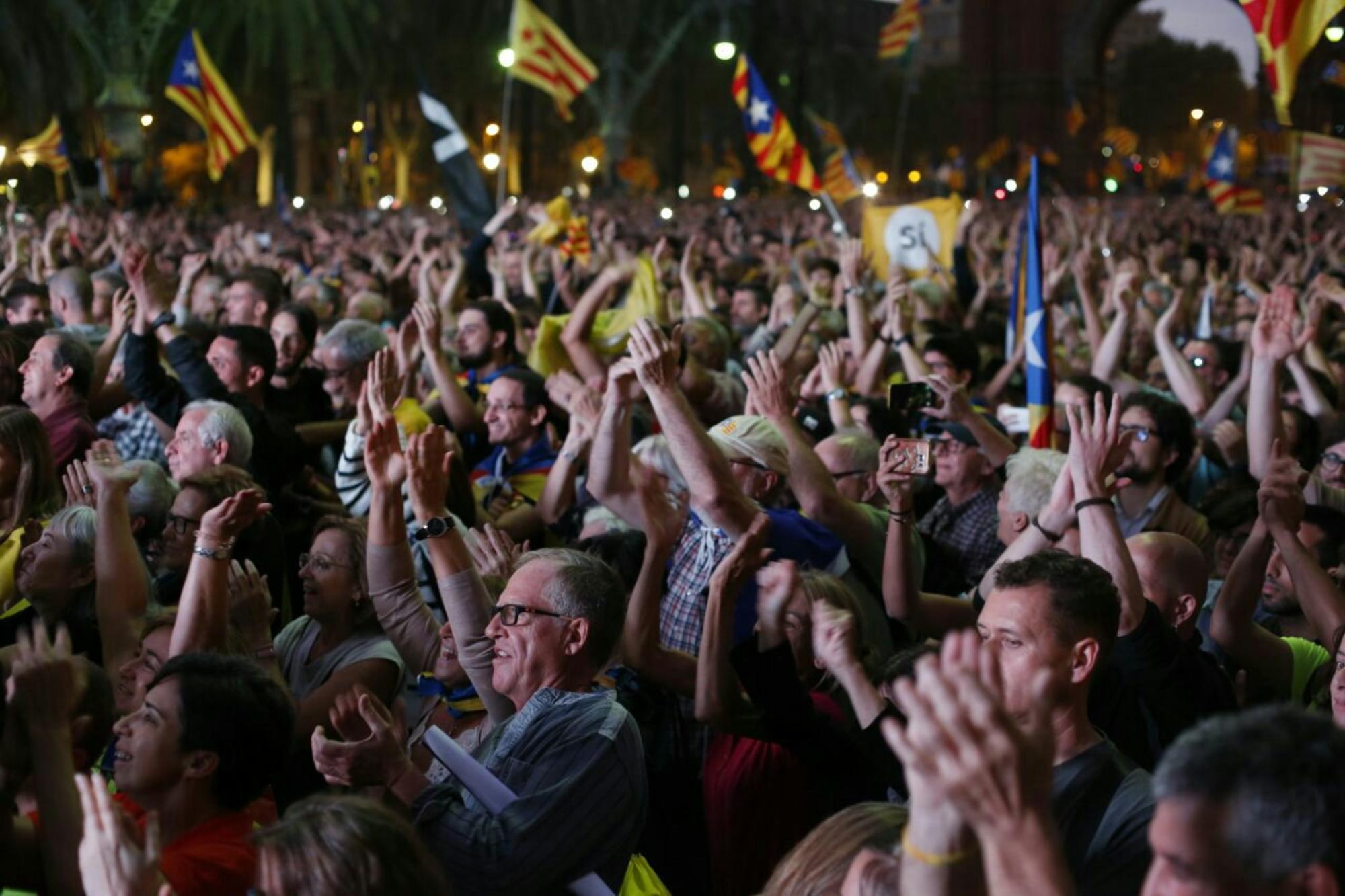 Imagen de la noche de ayer en el Arco de Triunfo en Barcelona