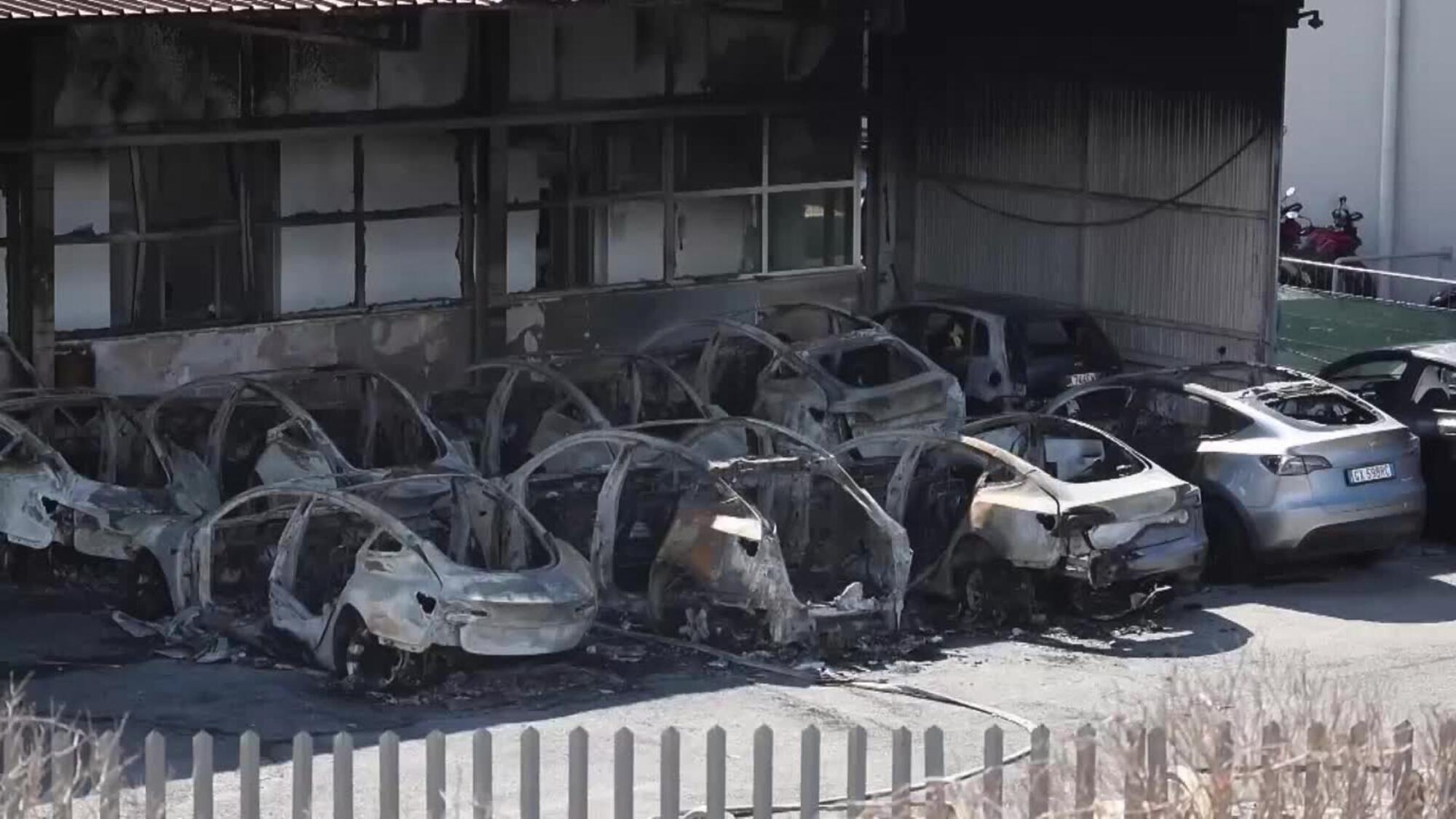 Concesionario de Tesla incendiado en Roma