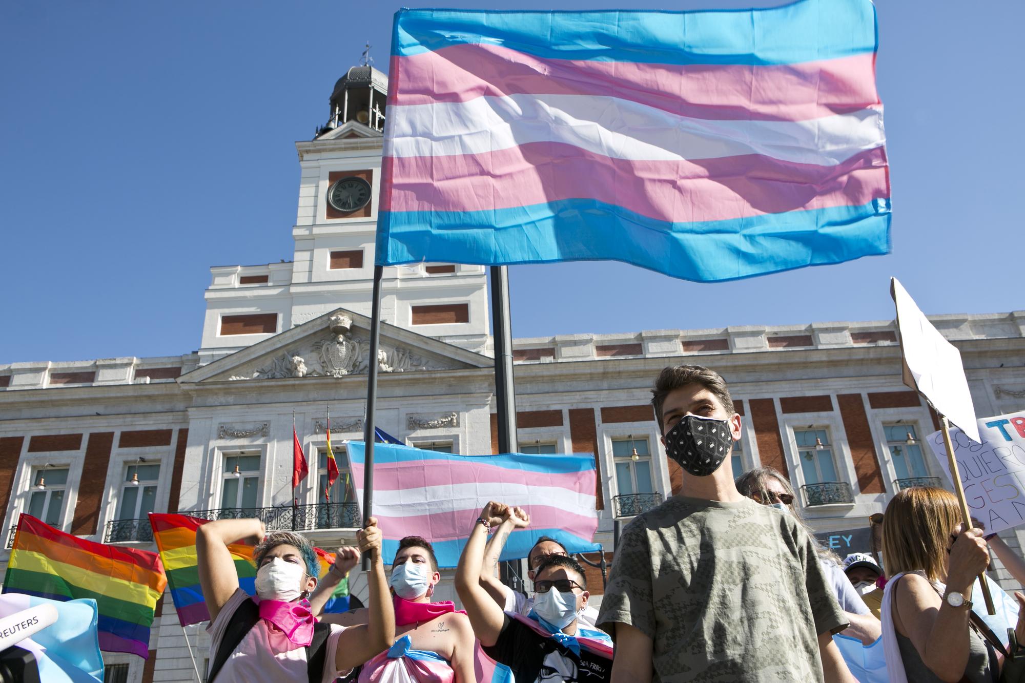 Familias Trans Aliadas se concentran en Sol para pedir una Ley Estatal Puerta del Sol