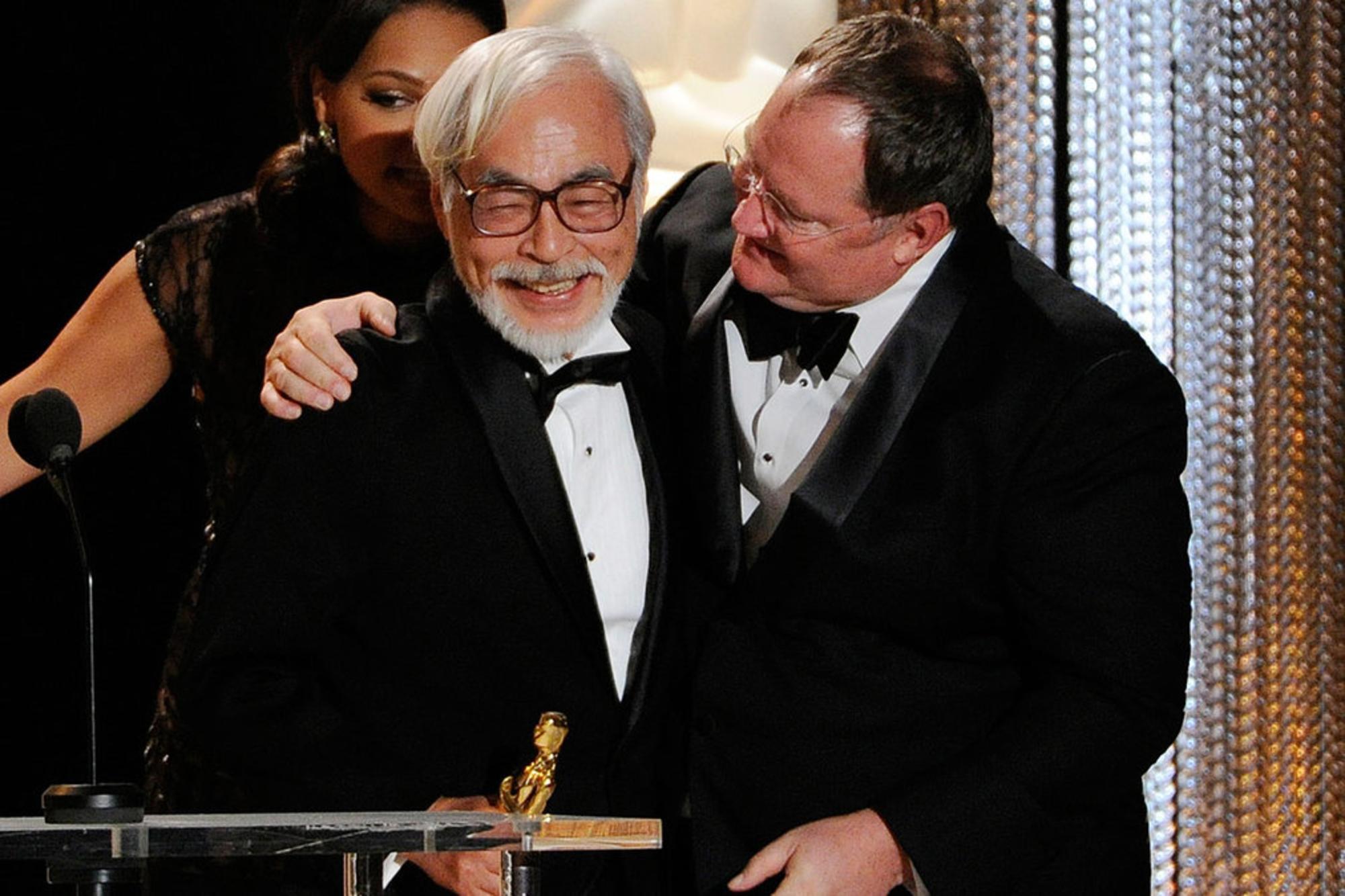 Hayao Miyazaki recibiendo el Oscar honorífico