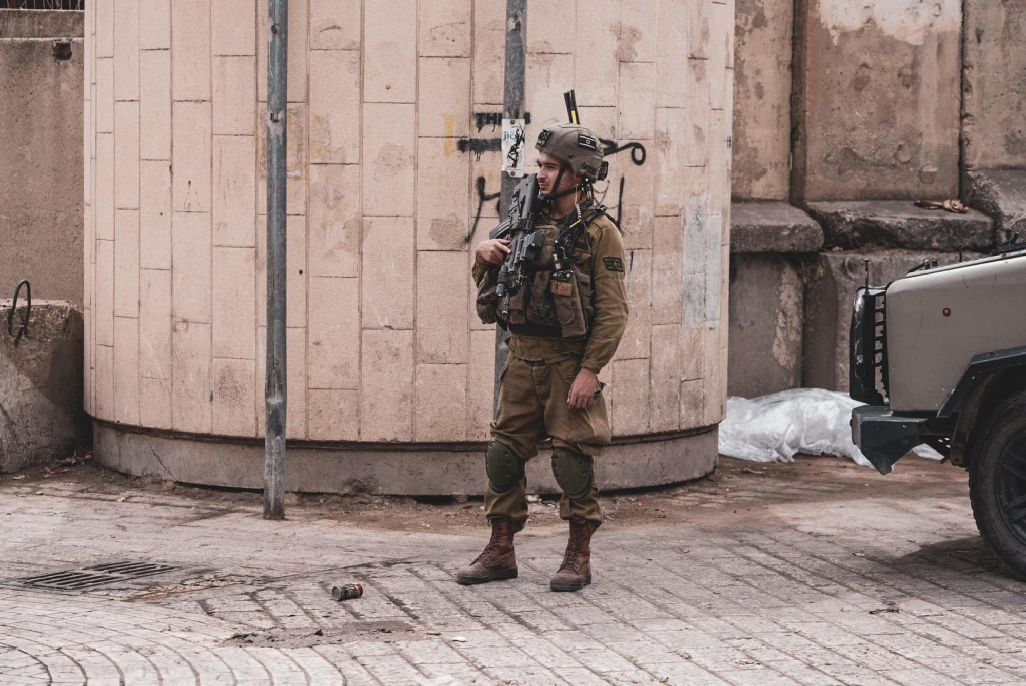 Soldado israeli en Hebrón