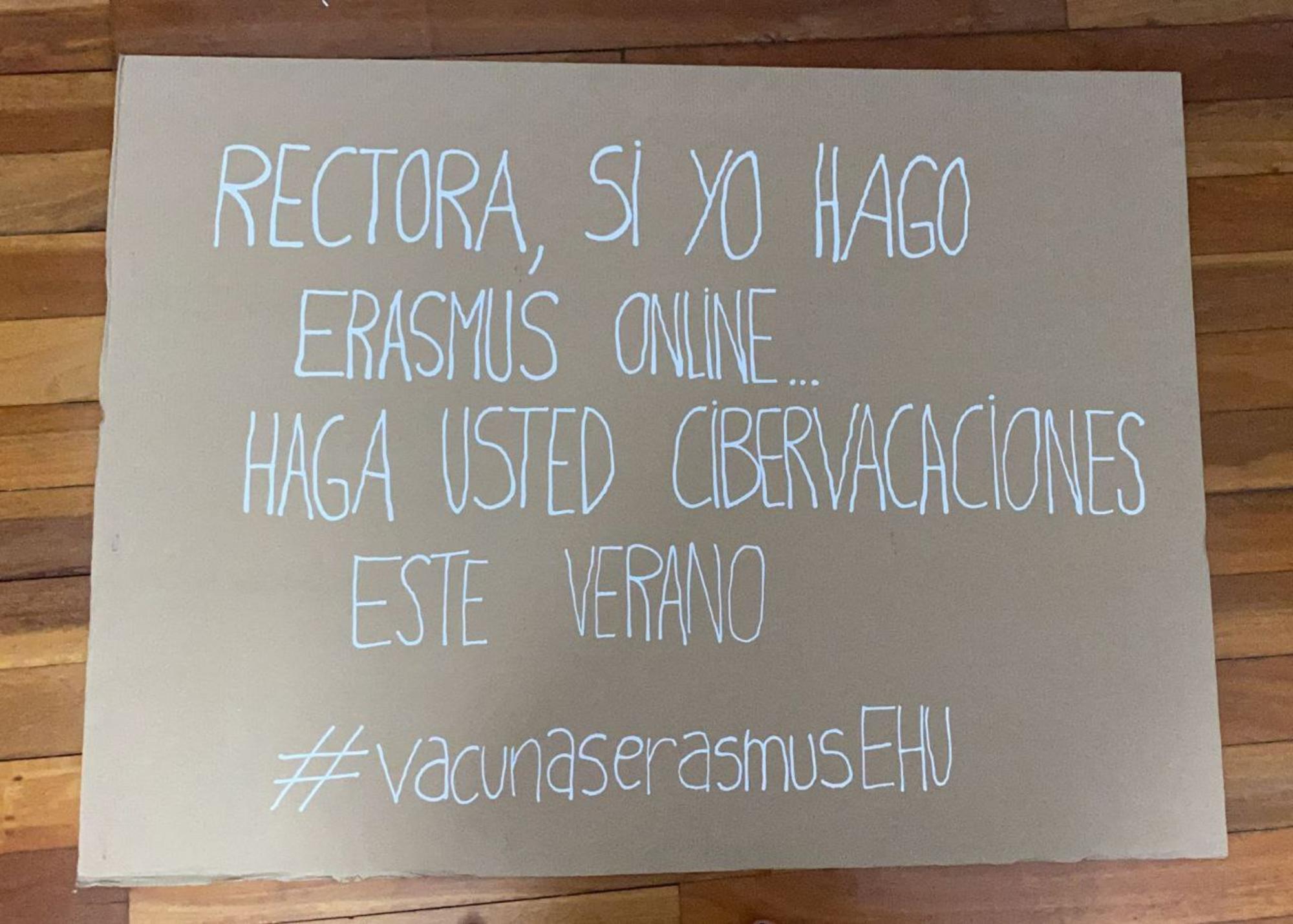 Consigna vacunación de Erasmus contra la rectora